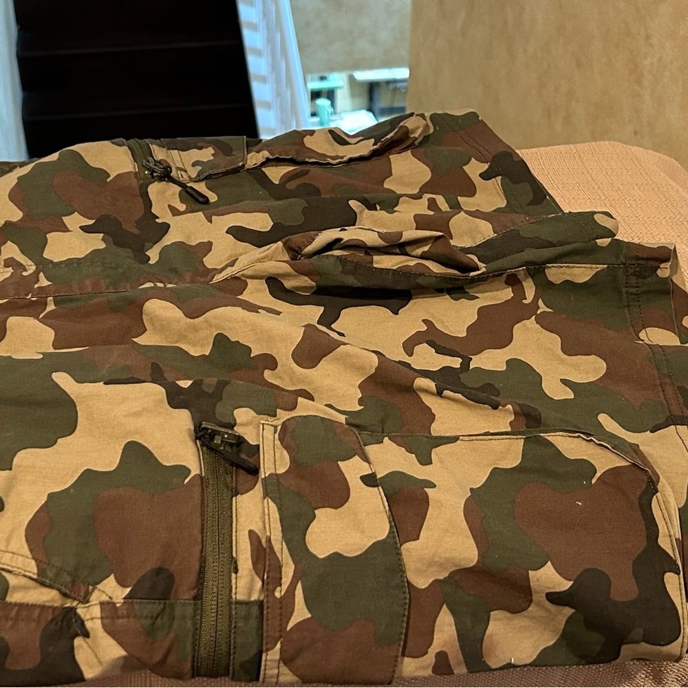 Camouflage shorts with pockets and zippers size 34